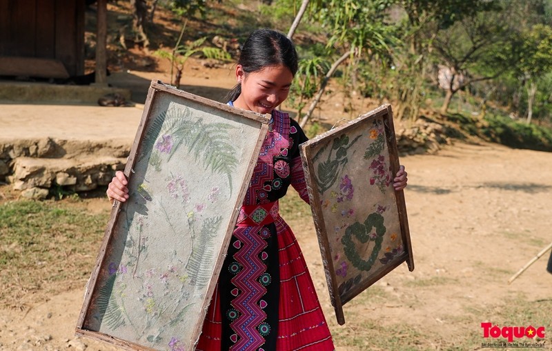 À Son La, les H'Mông représentent plus de 15% du total. Ils sont experts en tissage du lin, en impression de motifs avec de la cire d'abeille (batik), en forge, en menuiserie... mais ils peuvent également fabriquer du papier artisanal. 