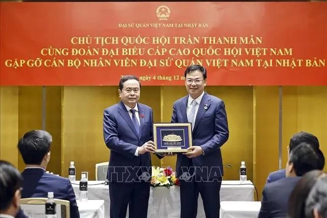 Le président de l'AN vietnamienne Tran Thanh Man (à gauche), lors de sa rencontre avec le personnel de l'ambassade du Vietnam au Japon. Photo : VNA.