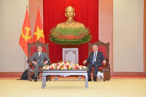 Le secrétaire général du PCV Tô Lâm (à droite) et Maeda Tadashi, président du conseil d'administration de la JBIC. Photo : VOV.