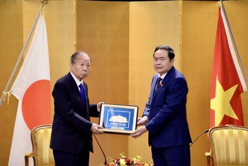 Le président de l’Assemblée nationale du Vietnam, Trân Thanh Mân (à droite), et Nikai Toshihiro, président de l’Alliance d’amitié parlementaire Japon-Vietnam. 