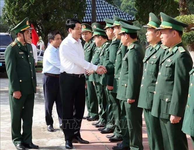 Le président Luong Cuong lors de sa visite du poste de garde-frontière de Bat Mot, dans le district de Thuong Xuân, province de Thanh Hoa, le 4 décembre. Photo : VNA.