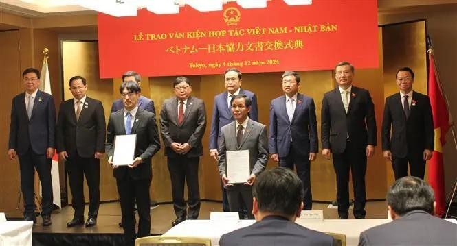 Le président de l'Assemblée nationale du Vietnam, Tran Thanh Man (4e à gauche, 2e ligne), assiste à la cérémonie de signature de l'accord de coopération entre la province centrale de Thua Thien-Hue et la préfecture de Nara. Photo : VNA.