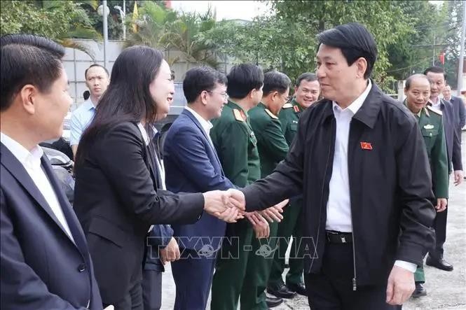 Le président Luong Cuong rencontre des électeurs du district de Thuong Xuân, province de Thanh Hoa. Photo : VNA.