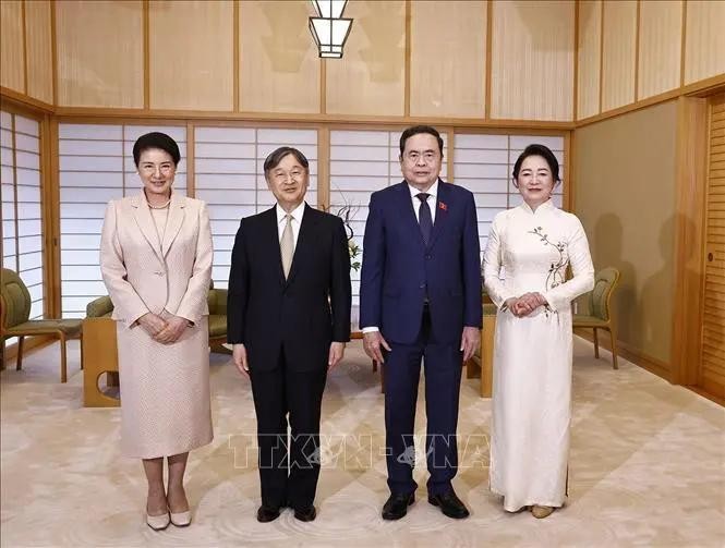 Le président de l’Assemblée nationale du Vietnam, Trân Thanh Mân (2e à partir de la droite) et son épouse avec l’empereur Naruhito et son impératrice, au Palais impérial de Tokyo, le 4 décembre. Photo : VNA.