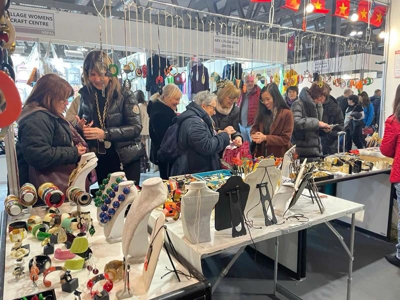 La 28e Foire internationale de l'artisanat Artigiano in Fiera, qui a lieu du 30 novembre au 8 décembre à Milan, en Italie, attire la participation de près de 2 800 entreprises venues de 90 pays et territoires à travers le monde, dont 20 entreprises vietnamiennes. Photo : P.OCDL