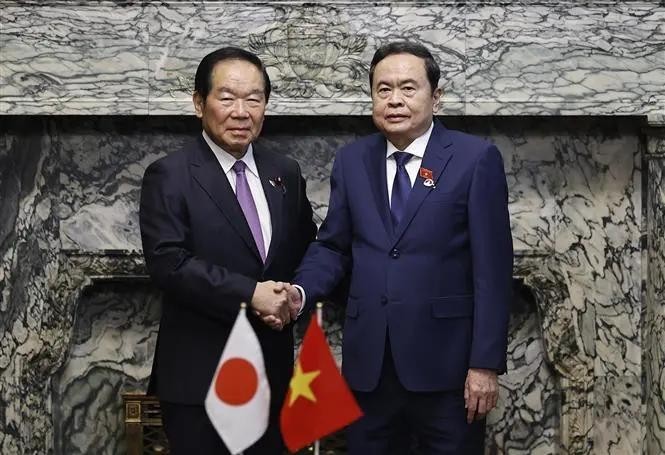 Le président de l'Assemblée nationale (AN) du Vietnam Tran Thanh Man (à droite) s'est entretenu le 4 décembre avec le président de la Chambre des représentants du Japon, Nukaga Fukushiro. Photo : VNA.