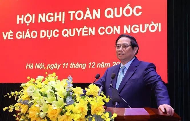 Le Premier ministre Pham Minh Chinh prend la parole lors de la Conférence national sur l'éducation aux droits de l'homme tenue le 11 décembre. Photo : VNA.