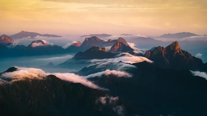 Les montagnes se succèdent sans fin vues depuis le sommet du Fansipan. Photo : Do Quyen. 