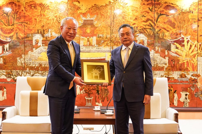 Tran Sy Thanh, secrétaire adjoint du Comité municipal du Parti communiste du Vietnam et président du Comité populaire de la ville de Hanoï (à droite), et Yan Jiehe, fondateur et président des groupes chinoises Pacific Construction et Susun Construction. Photo: hanoimoi.vn