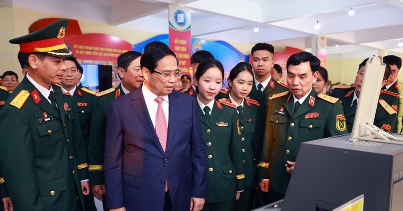 Le Premier ministre Pham Minh Chinh rend visite à l'Académie technique militaire. Photo: VNA.