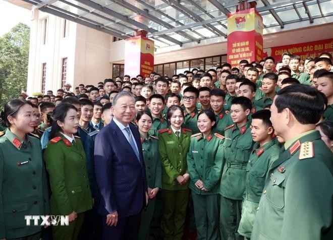 Le secrétaire général du Parti To Lam rencontre des jeunes de l'armée. Photo : VNA.