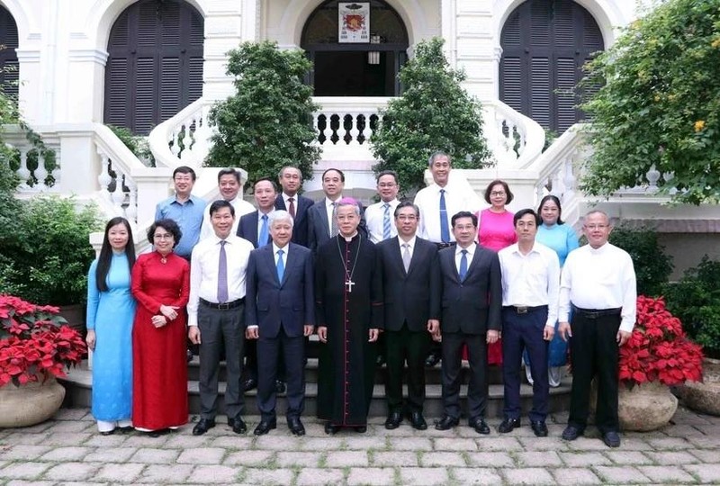 Do Van Chien, membre du Politburo, secrétaire du Comité central du Parti et président du Comité central du Front de la Patrie du Vietnam (4e de gauche à droite, première rangée) et Nguyen Nang, archevêque de l'archidiocèse de Ho Chi Minh-Ville et président de la Conférence des évêques catholiques du Vietnam (5e de gauche à droite, première rangée) prennent une photo avec d'autres. Photo : VNA.