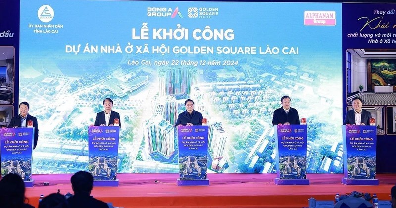 Le Premier ministre Pham Minh Chinh (centre) et les délégués donnent le coup d'envoi du projet de logements sociaux à Lào Cai. Photo : VNA.