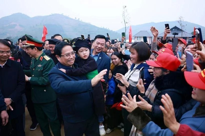 Le Premier ministre Pham Minh Chinh (deuxième à partir de la gauche) rencontre les gens du village de Lang Nu. Photo : VNA.