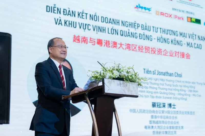 Le docteur Jonathan Choi, président de l’Alliance des hommes d’affaires de Guangdong – Hong Kong – Macao, prend la parole lors du forum. Photo : baoquocte.vn