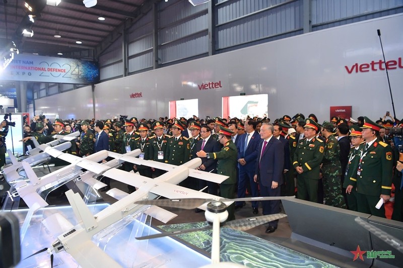 Le Premier ministre Pham Minh Chinh (deuxième à partir de la gauche) visite la zone d'exposition des produits de défense de Viettel, à Hanoi, le 19 décembre. Photo : VNA.