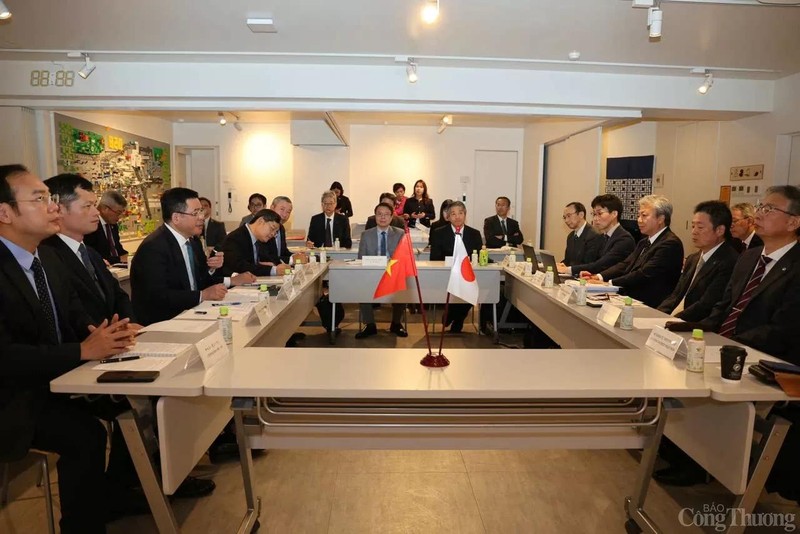 Lors d'une séance de travail entre le ministre vietnamien de l’Industrie et du Commerce, Nguyen Hong Dien, et des entreprises et universités japonaises. Photo: congthuong.vn.