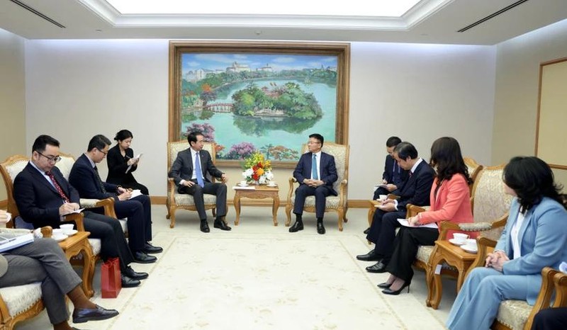 Le vice-Premier ministre Lê Thành Long (à droite) recevant l’ambassadeur de Chine au Vietnam, He Wei, à Hanoi, le 25 décembre. Photo : VNA.