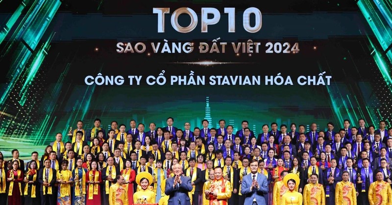 Lors de la cérémonie de remise du prix "Étoile d'or du Vietnam 2024", le 24 décembre à Hanoi. Photo : VNA. 