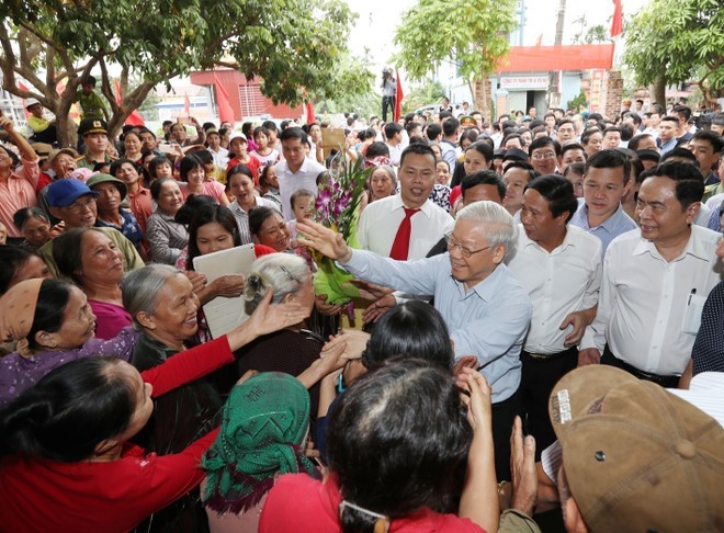 Le secrétaire général du Parti, Nguyên Phu Trong, rend visite aux habitants du hameau de Thuong Dien, commune de Vinh Quang, district de Vinh Bao, ville de Hai Phong, lors de la Fête de grande union nationale dans cette ville portuaire du Nord en novembre 2017. Photo : VNA. 