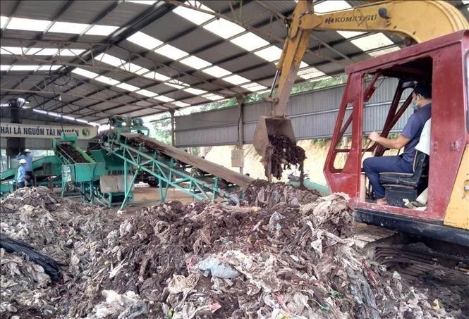 Modèle de traitement des déchets utilisant la technologie microbiologique sans provoquer de pollution environnementale à Thanh Hoa. Photo : VNA.