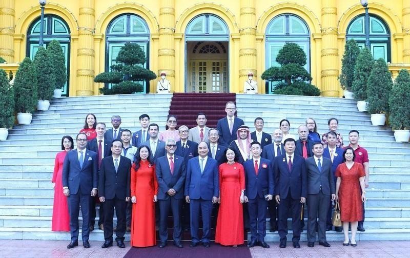 Le Président reçoit les délégués internationaux au Congrès de la Croix-Rouge vietnamienne. Photo : VNA