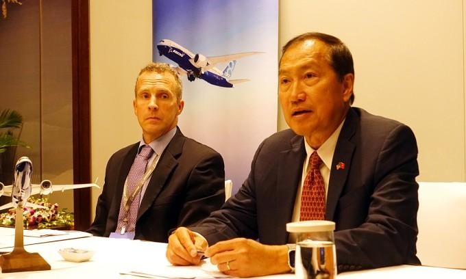 Michael Nguyen, directeur national de Boeing Vietnam (à droite). Photo : thoidai.com.vn