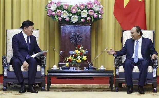 Le Président Nguyên Xuân Phuc (à droite) et le président du groupe Lotte, Shin Dong-bin. Photo: VNA 