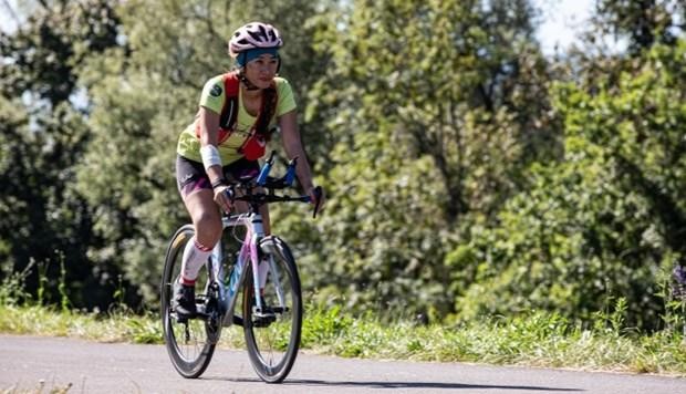 Vu Phuong Thanh sur son vélo lors des courses cyclistes de 1.800 km du SwissUltra 2022. Photo : SwissUltra 