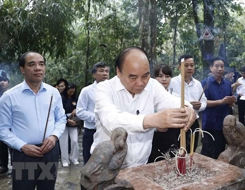 Le Président Nguyên Xuân Phuc a offert de l'encens en hommage au Président Hô Chi Minh. Photo : VNA.