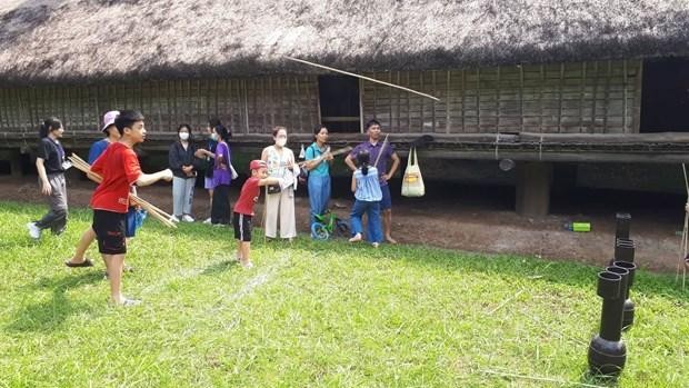 Des visiteurs au Musée d'ethnographie du Vietnam. Photo: VNA 