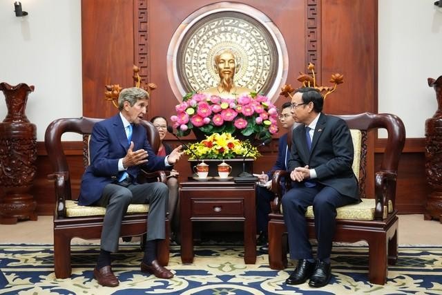 Nguyên Van Nên, membre du Bureau politique, secrétaire du Comité du Parti de Hô Chi Minh-Ville (droite) et John Kerry, envoyé spécial des États-Unis pour le climat. Photo : VGP