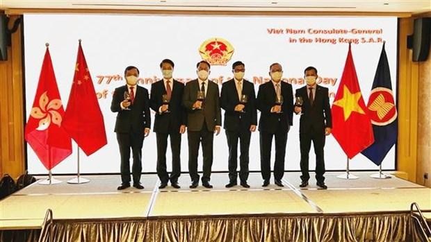 Le consul général du Vietnam à Hong Kong, Pham Binh Dam (2e, à gauche) et des délégués à la cérémonie marquant le 77e anniversaire de la Fête nationale du Vietnam . Photo : VNA. 