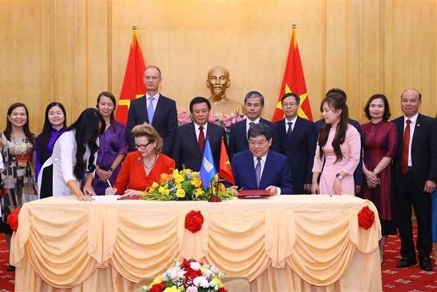 L'Académie nationale de politique Hô Chi Minh et le PNUD au Vietnam signent un protocole d'accord de coopération. Photo: VNA 