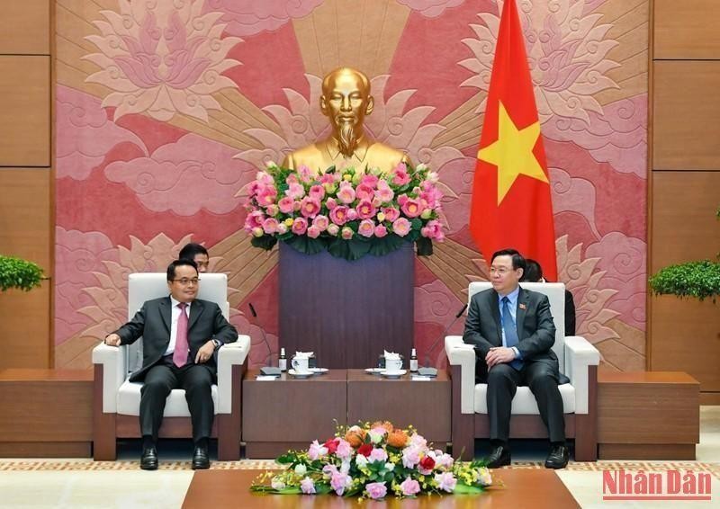 Le Président de l’Assemblée nationale, Vuong Dinh Huê (à droite) et le président de l’Audit d’État du Laos Viengthavisone Thephachanh, à Hanoi, le 7 septembre. Photo : VNA.