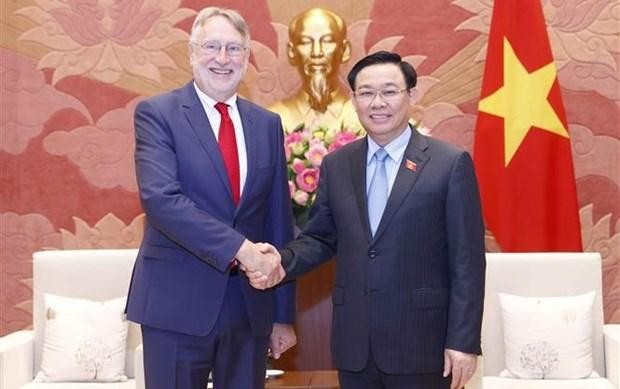 Le Président de l’Assemblée nationale, Vuong Dinh Huê (droite), et le président de la Commission du commerce international (INTA) du Parlement européen, Bernd Lange. Photo : VNA. 