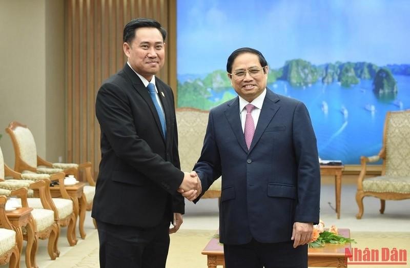 Le Premier ministre Pham Minh Chinh (à droite) et le ministre, président du Bureau du Premier ministre du Laos, Alounxai Sounnalath. Photo : VNA. 