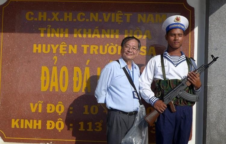 Nguyen Thanh Tong pose avec un soldat en mission à Truong Sa. Photo : thoidai.com.vn