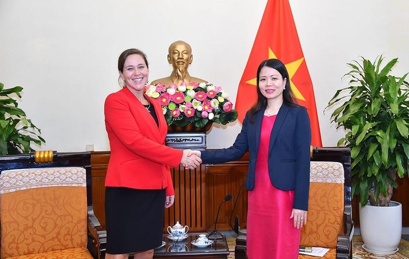 L’assistante du ministre vietnamien des Affaires étrangères, Nguyen Minh Hang, et Emily Blanchard, économiste en chef au Département d’État américain. Photo : baoquocte.