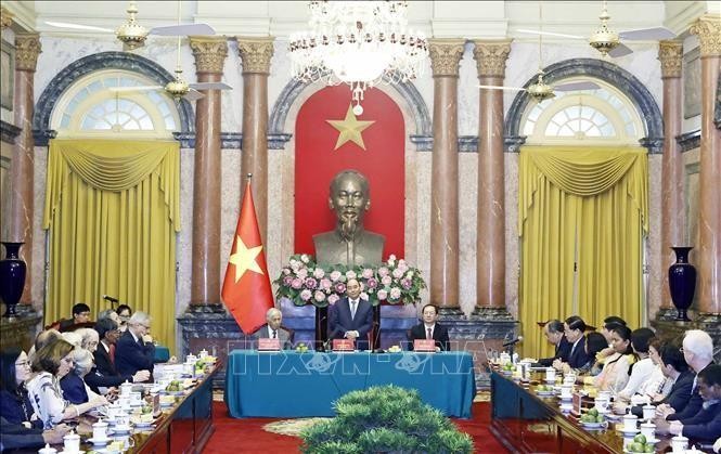 Le Président de la République Nguyên Xuân Phuc (au centre, debout). Photo : VNA.
