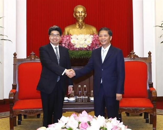 Trân Tuân Anh (droite), membre du Bureau politique, président de la Commission économique du Comité central du Parti, et Hayashi Nobumitsu, gouverneur de la JBIC. Photo : VNA. 