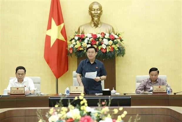 Le Président de l’Assemblée nationale, Vuong Dinh Huê (au milieu), prononce le discours de clôture de la réunion. Photo: VNA 