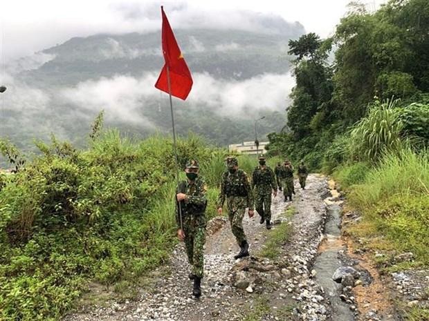 Des soldats du poste-frontière international de Thanh Thuy à Hà Giang patrouillent la frontière de la borne 261/2 à la borne 260+500. Photo : VNA. 