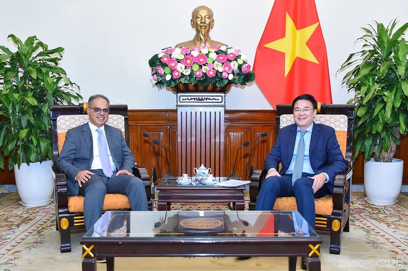 Le vice-ministre vietnamien des Affaires étrangères, Pham Quang Hiêu, a reçu Abdulla Al Zamil, dirigeant du groupe Zamil Industrial. Photo : baoquocte.