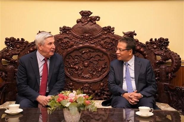 L'ambassadeur du Vietnam en Russie Dang Minh Khôi (droite) et le premier vice-président de la Douma d'État et vice-président du Parti communiste de la Fédération de Russie, Ivan Melnikov.