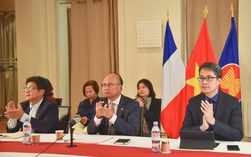 L’ambassadeur vietnamien en France, Dinh Toàn Thang, participe à la visioconférence entre le Premier ministre Pham Minh Chinh et les chefs des missions de représentation du Vietnam à l’étranger, le 19 septembre. Photo : NDEL