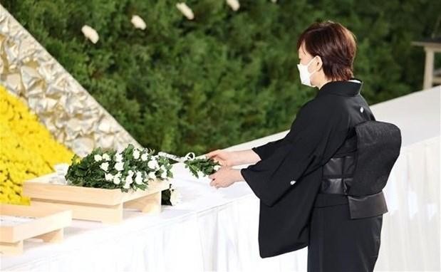 Madame Abe Akien pose une gerbe de fleurs en mémoire de feu le Premier ministre japonais Abe Shinzo lors de la cérémonie de funérailles nationales à Tokyo. Photo : VNA