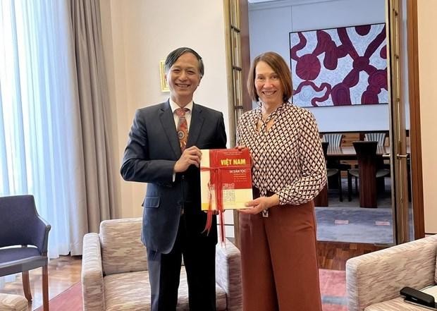 La présidente du Sénat australien Sue Lines et l’ambassadeur du Vietnam en Australie Nguyên Tât Thành, le 27 septembre. Photo : VNA