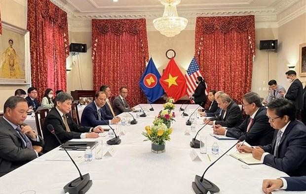 L’ambassadeur du Vietnam aux États-Unis, Nguyên Quôc Dung lors de la réunion avec le secrétaire général de l’ASEAN, Lim Jock Hoi et le Comité de l’ASEAN à Washington. Photo : VNA