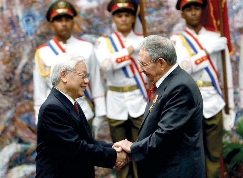 Le Secrétaire général Nguyên Phu Trong (à gauche) rencontre le premier secrétaire du Comité central du Parti communiste cubain Raul Castro Ruz lors de sa visite officielle à Cuba en mars 2018. Photo : ministère des Affaires étrangères 